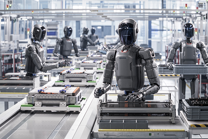 Mehrere humanoide Roboter mit schwarzen Visieren arbeiten an Förderbändern in einer hellen Fabrikumgebung