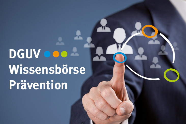 Grafik: Person im Anzug zeigt auf digital dargestellte Personen, Titel: DGUV Wissensbörse Prävention