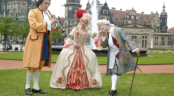 Darsteller in barocken Kostümen vor dem Dresdner Residenzschloss - Foto: Sylvio Dittrich, DMG