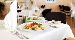 Bild eines Restauranttisches, auf dem Essen steht.