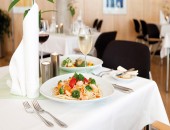 Bild eines Restauranttisches, auf dem Essen steht.