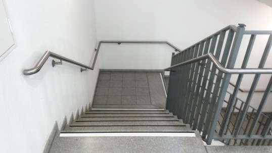 Treppenstufen mit Markierung für Anfang und Ende der Treppe