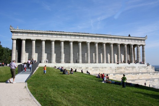 barrierefreier Aufgang über eine Rampe zu einem antiken Tempel