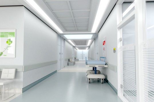 breiter barrierefreier Flur in einem Krankenhaus