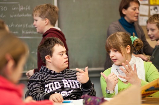 Schüler mit und ohne Behinderung im Klassenzimmer