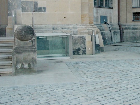 rauenkirche Dresden mit 6-stufiger Außentreppe