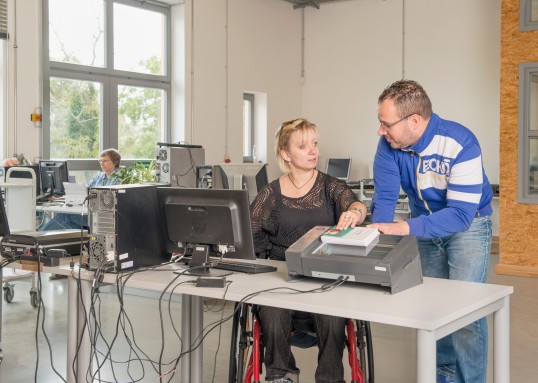 An inklusiven Arbeitsplätzen arbeiten Menschen mit Behinderung und Menschen ohne Behinderung zusammen.