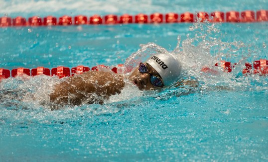 Das Bild zeigt einen Mann beim Schwimmen