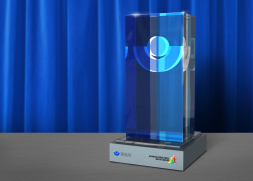 Der Preis: Glasstele mit farbig geätztem Logo und Schrift. 