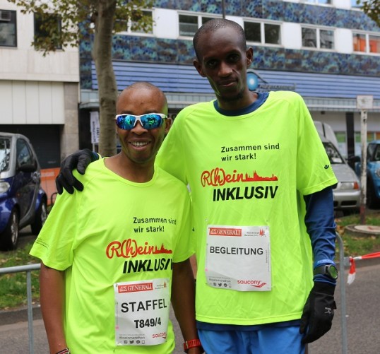 Foto von Henry Wanyoike mit seinem Lauf-Begleiter Paul Wanyoike