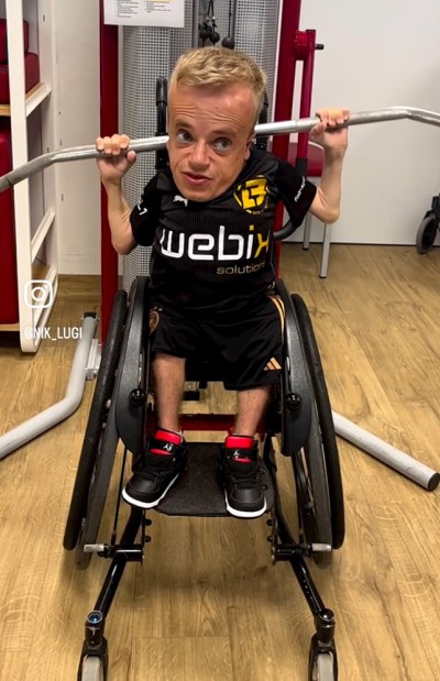 Niklas Luginsland, kleinwüchsig im Rollstuhl, sehr dünne Gliedmaßen beim Gewichtheben.