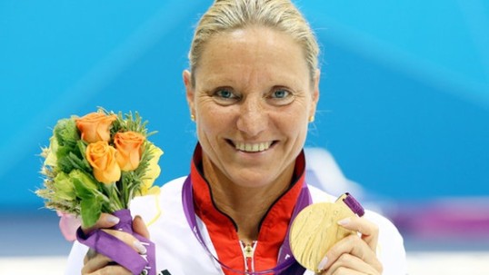 Bild: Kirsten Bruhn mit Blumenstrauß und Goldmedaille