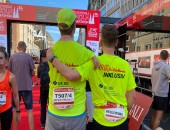 Bild von zwei Personen mit neongelben Tshirts vom Staffelmarathon von R(h)ein Inklusiv.