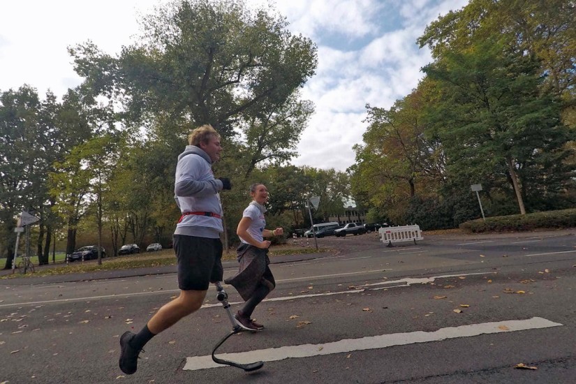 R(h)ein Inklusiv Sandra G. und ein Läufer mit Prothese
