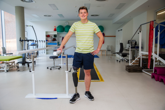 Bild zeigt Willi Struwe in der Rehabilitation. Er steht, sein rechtes Bein ist eine Prothese.