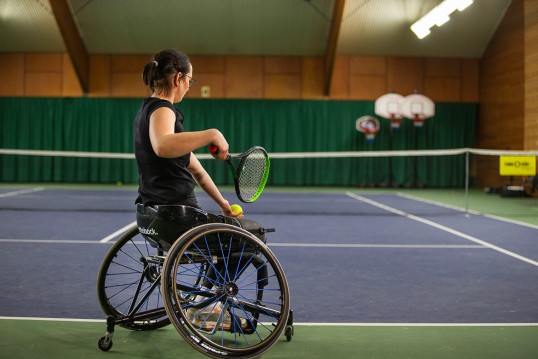 Britta Wend von hinten am Spielfeldrand, holt zum Schlag aus.