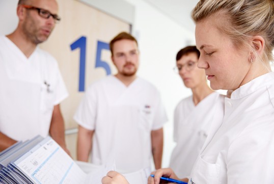 Klinikpersonal bei einer Teambesprechung