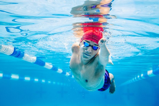 Unterwasseraufnahme zeigt Schwimmer mit amputiertem Arm