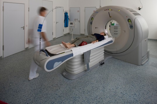 Patientin wird in das CT geschoben