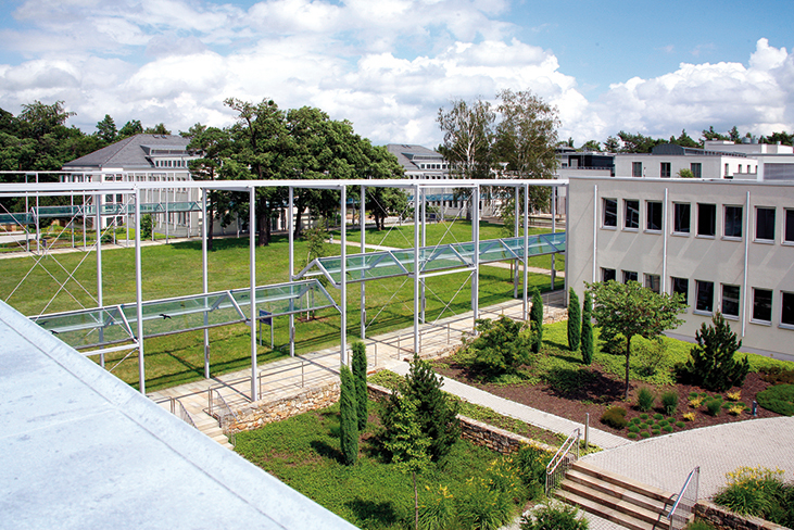 Blick von Hau 4 auf den Campus der DGUV Akademie