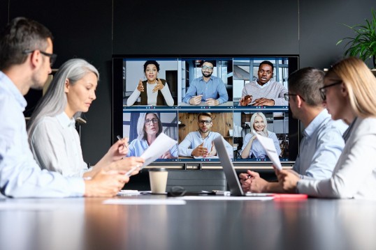 People discussing in a hybrid meeting