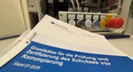 DGUV Test prüft Schutz gegen Korrumpierung nach EU-Maschinenverordnung