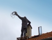 Neue DGUV Test Prüfgrundsätze für sichere Dachausstiege bei Schornsteinfegerarbeiten veröffentlicht