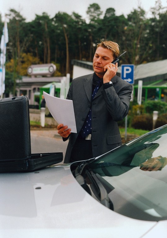 ein Mann telefoniert auf dem Gehsteig