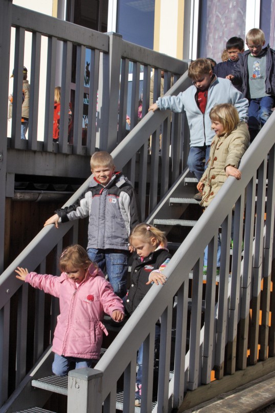 Kinder gehen eine Treppe herunter