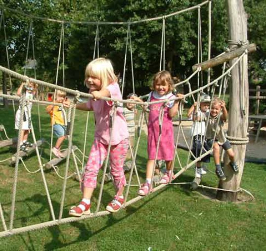 Kinder laufen in Kletterseilen