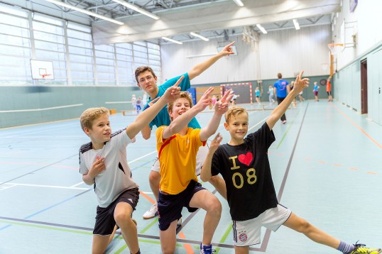 Schüler in einer Turnhalle beim Sport