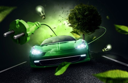 grünes Auto mit Licht und Stromstecker