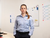 Portrait von Lea-Maxime Heil, seit 2,5 Jahren im Fachbereich Städtische Betriebe und Ordnung der Stadt Detmold sowohl im Innen- als auch Außendienst tätig.