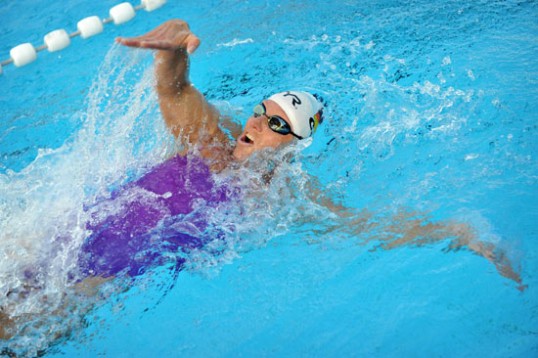 Bild zeigt Kirsten Bruhn beim Rückenschwimmen.