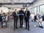 Prof. Harald Becker, Architekt Frank Dorbritz und Andreas Altenburg bei der Schlüsselübergabe Bildstürme