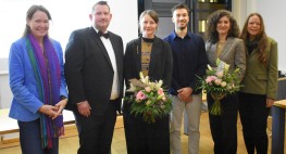 Prof. Dr. Anne Walter (Sprecherin FoSS, HFD), Torsten Hagedorn (Preisträger, HGU), Dr. Meike Warncke (Laudatorin, VBG), Tarik Englmann (Preisträger, UKS), Teslihan Ayalp (Laudatorin, Amt für Chancengleichheit, Stadt Kassel), Prof. Dr. Gamze Güzel-Freudenstein (Vorsitzende des Vereins zur Förderung von Forschung und Wissenstransfer in Sozialrecht und Sozialpolitik e.V., HFD)