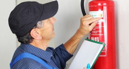 Brandschutzbeauftragter bei der Prüfung eines Feuerlöschers