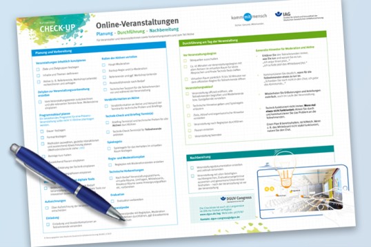 Abbildung der Checkliste „Online-Veranstaltungen: Planung, Durchführung, Nachbereitung“. Auf der Checkliste liegt ein Kugelschreiber.