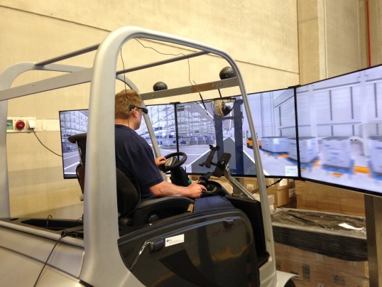 Mann im Gabelstapler-Simulator vor virtueller Arbeitsumgebung