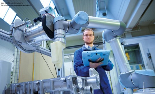 Mann steht vor einem kollaborierenden Roboter im IFA Labor
