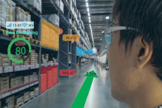 Photomontage: Head with data glasses looks into a large warehouse; information on the next picks is superimposed.