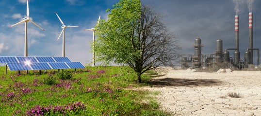 Fotomontage: Grüne Landschaft links, mit Solardächern und Windrädern; graue Industrielandschaft rechts, davor Wüstenboden.