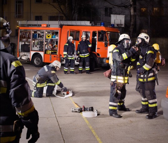 Feuerwehrleute mit Pressluftatmern beim Gebäudebrand