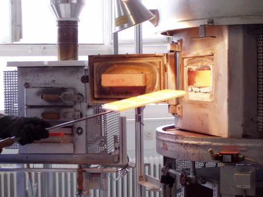 Foto: Ein Werkstück wird in den Ofen geschoben.
