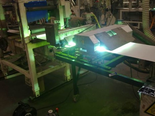 Foto: Trockenmaschine, die grünliches Licht emittiert