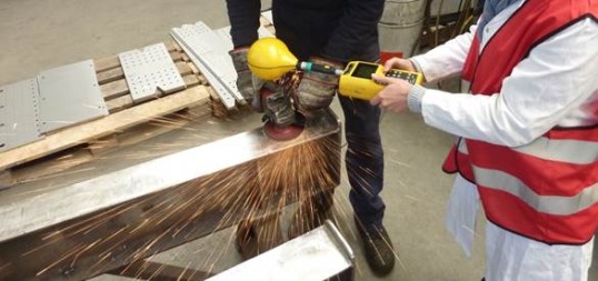 Angle grinder with measuring device