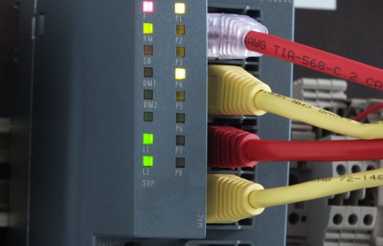 Foto eines Switches mit vier eingehenden Kabeln