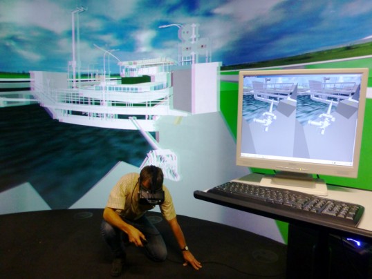 Proband im VR-Labor vor Projektion und Bildschirm