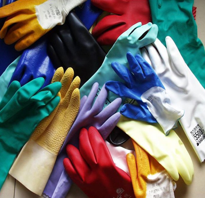 IFA - Praxishilfe: Chemikalienschutzhandschuhe - Auswahlhilfen