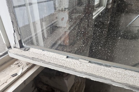 Eine Nahaufnahme eines Fensterrahmens